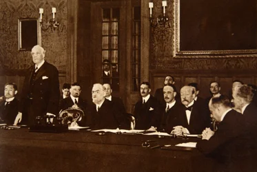 Volkenbond - eerste bijeenkomst in Londen, 1920, de heer A. J. Balfour spreekt als Lord President van de Raad